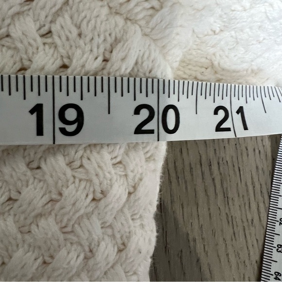 Liz Claiborne Cream Textured Sweater with unique V-neck Size Medium - Picture 9 of 10